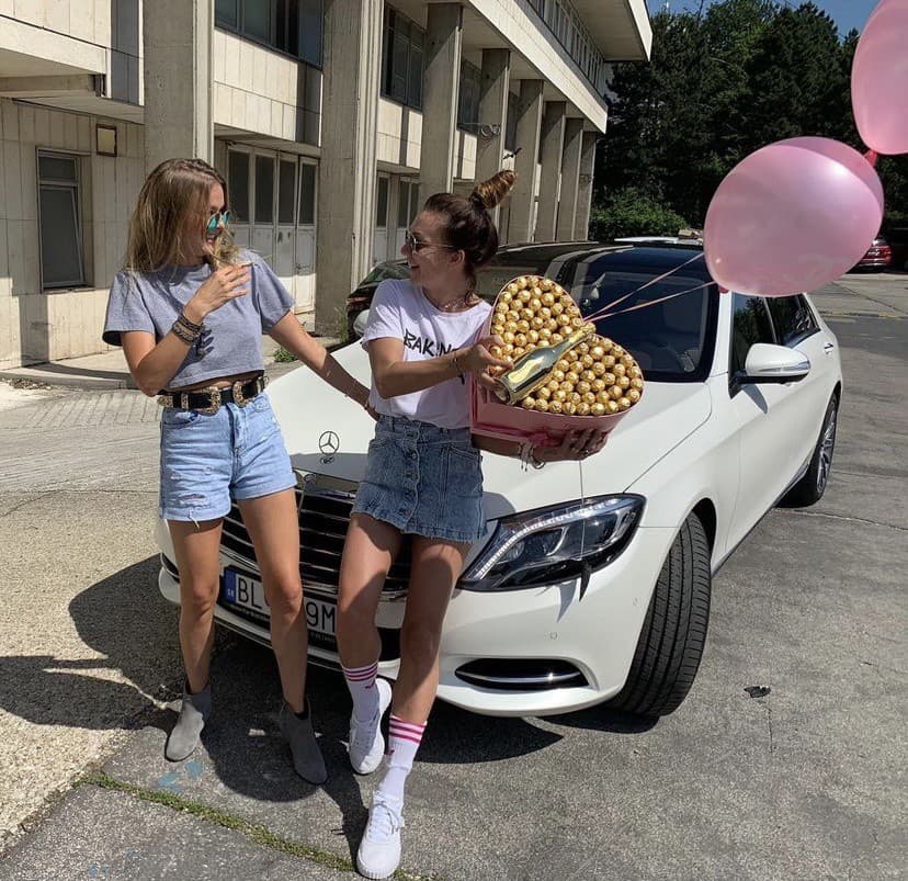 Krásna blondínka podniká s