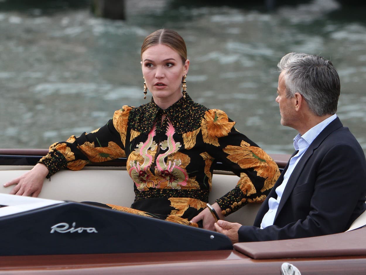 Riviera sleduje Juliu Stiles