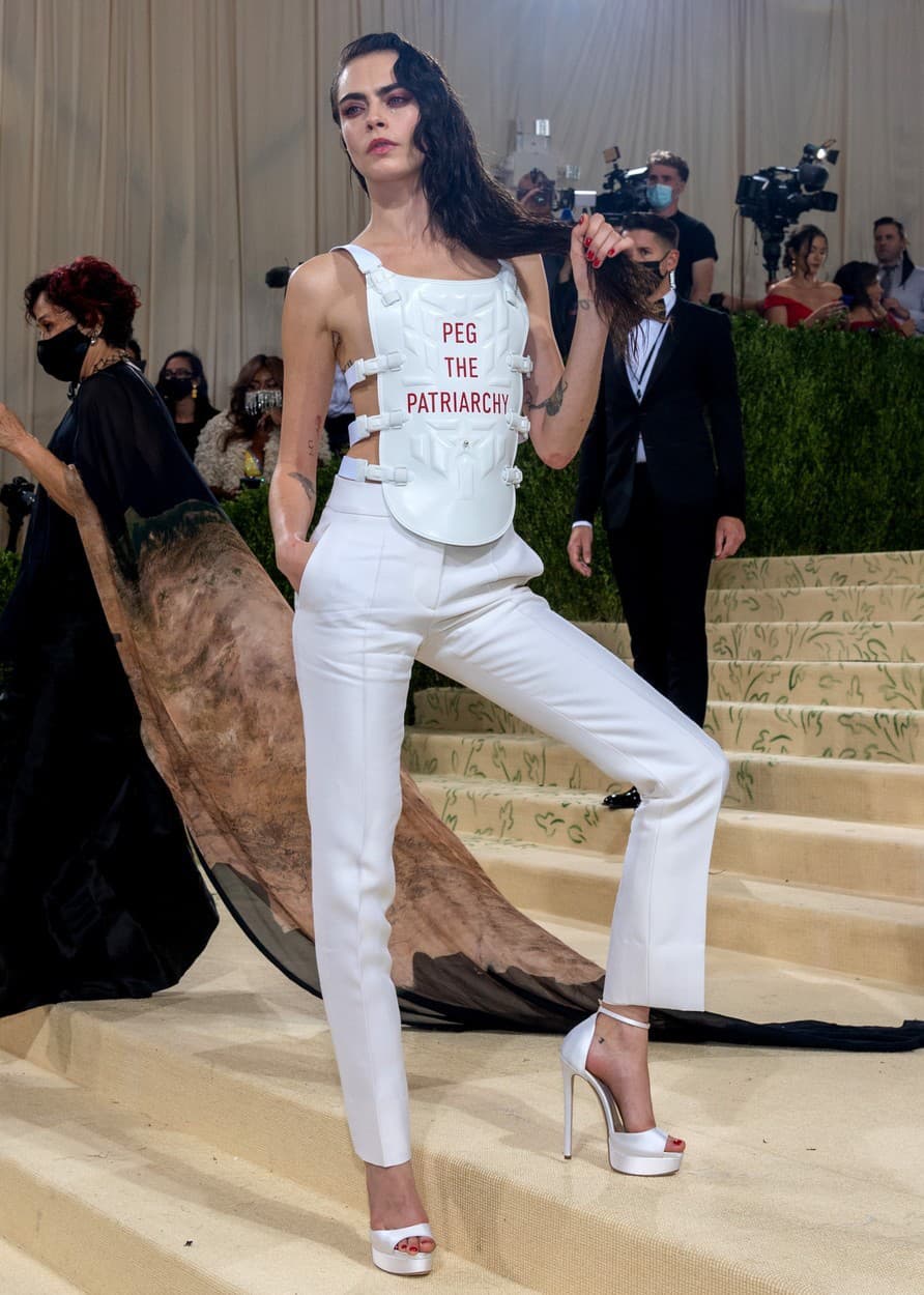 Cara apelovala svojím outfitom