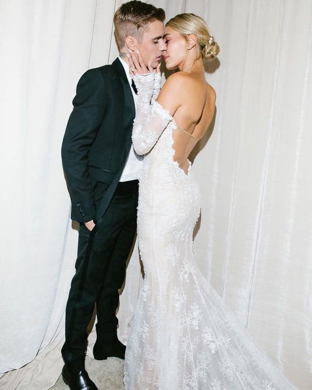Hailey Bieber v róbe