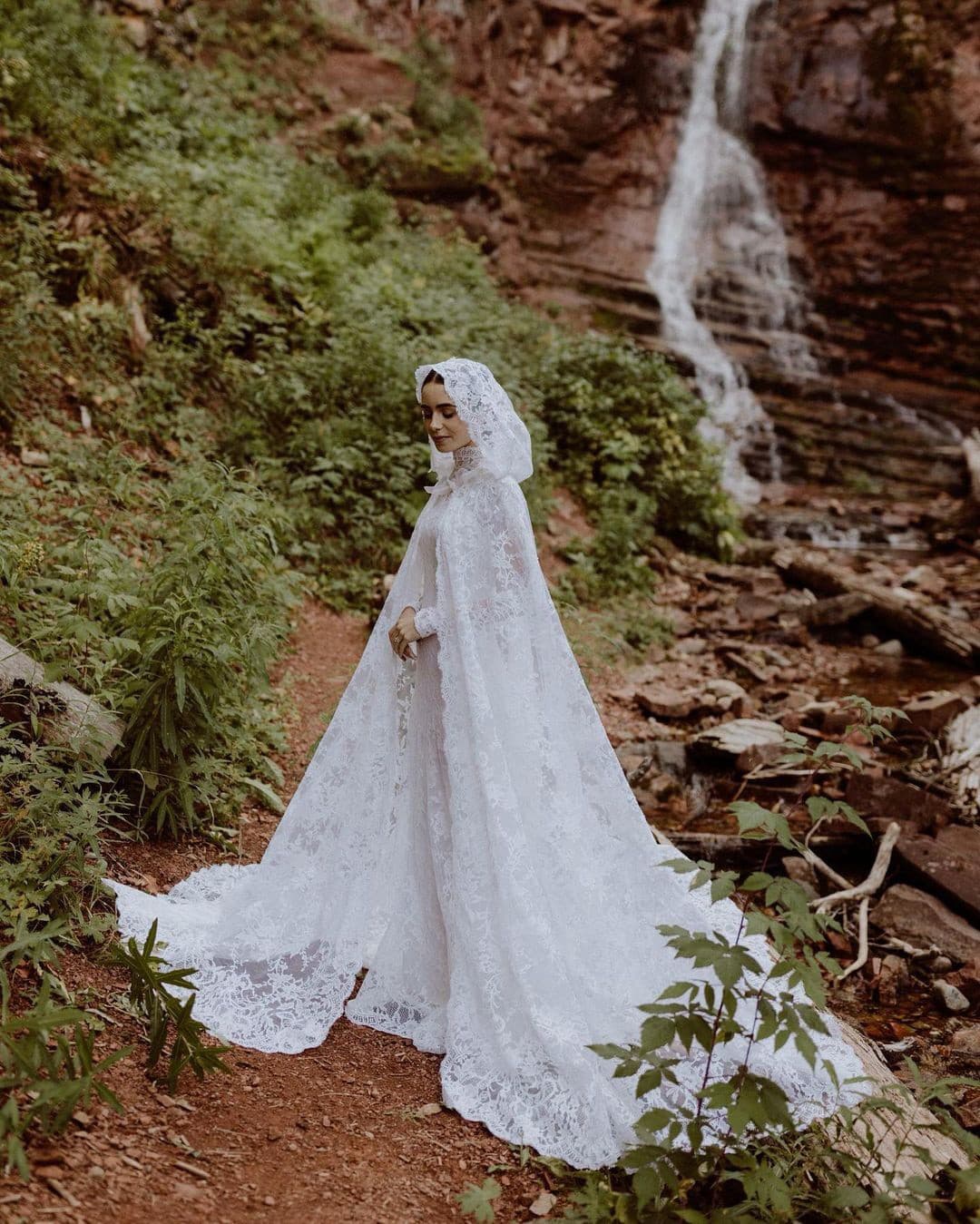 Lily Collins v šatách
