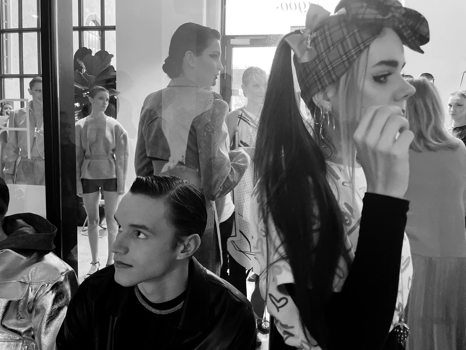 Backstage prehliadky Marcela Holubca