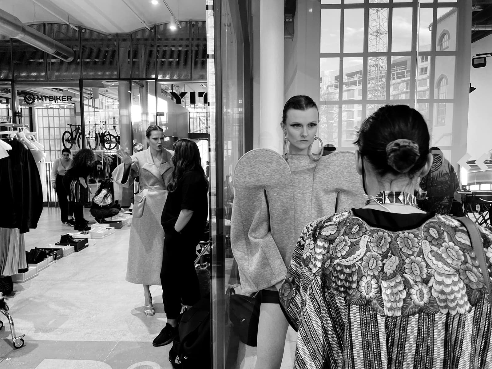 Backstage prehliadky Marcela Holubca