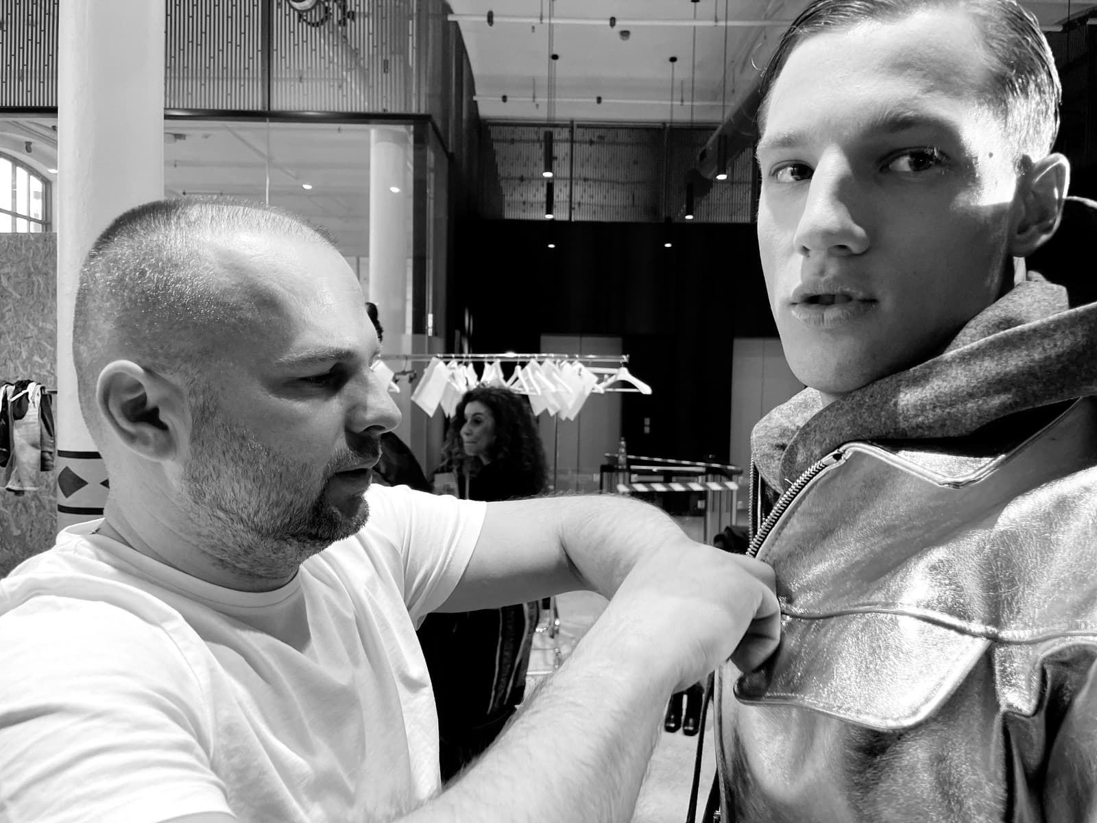 Backstage prehliadky Marcela Holubca