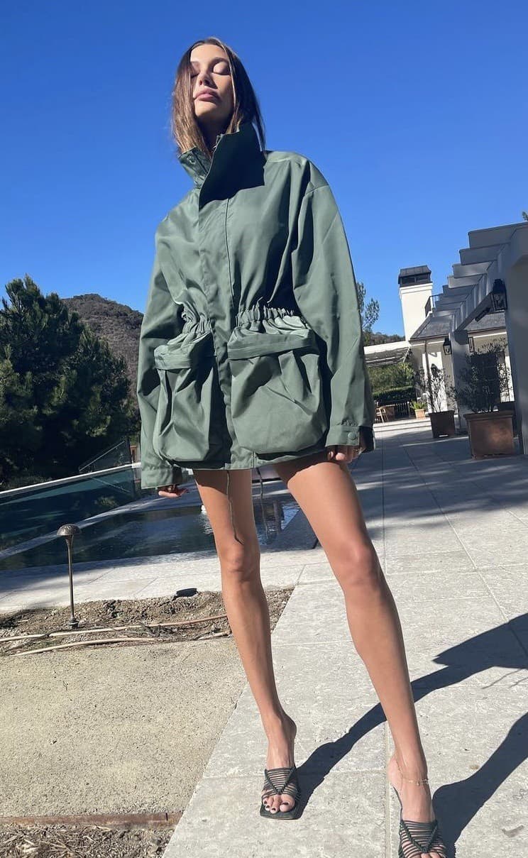  Hailey Bieber vníma