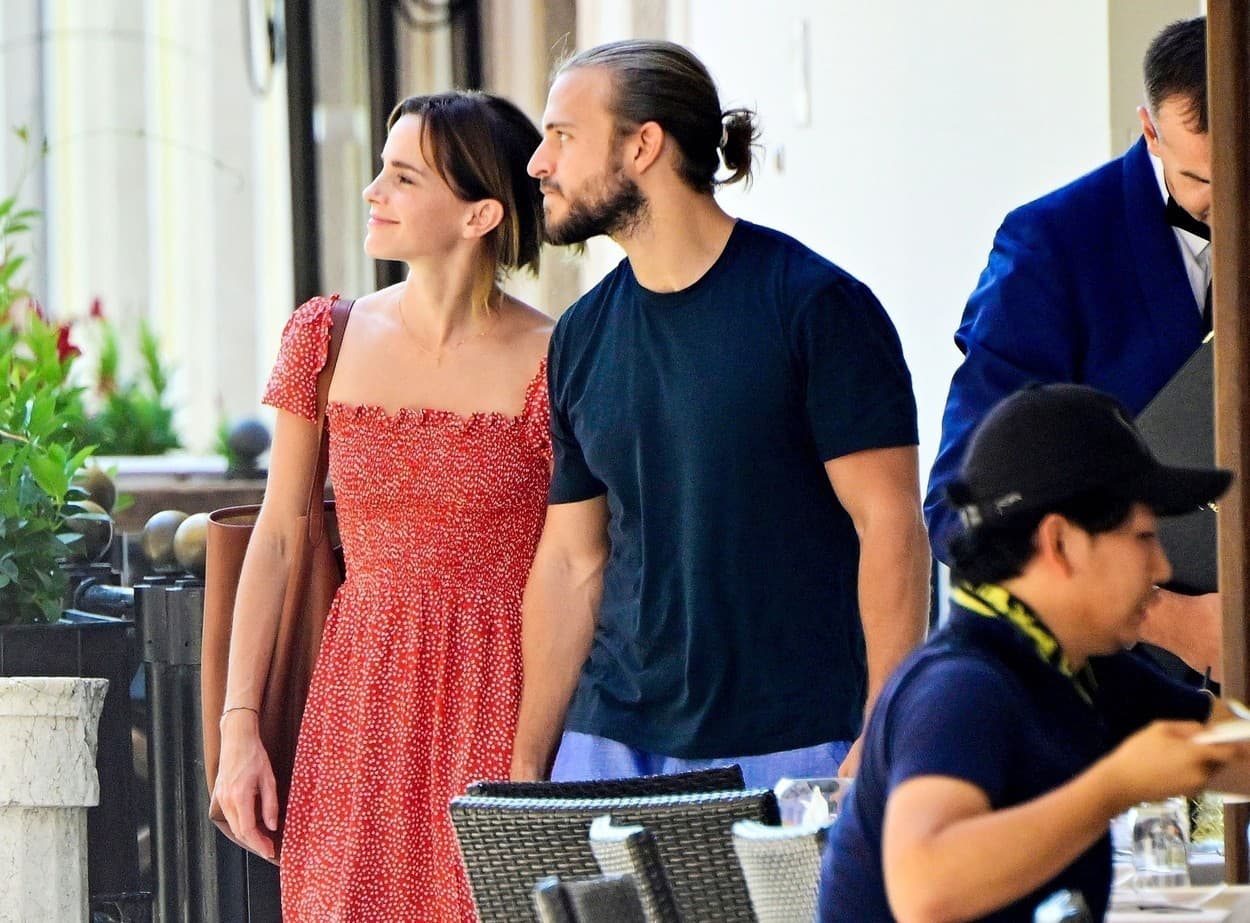 Herečka Emma Watson chodí