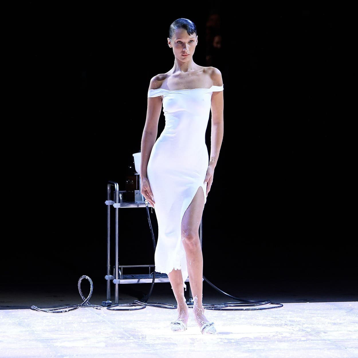 Bella Hadid v šatách,
