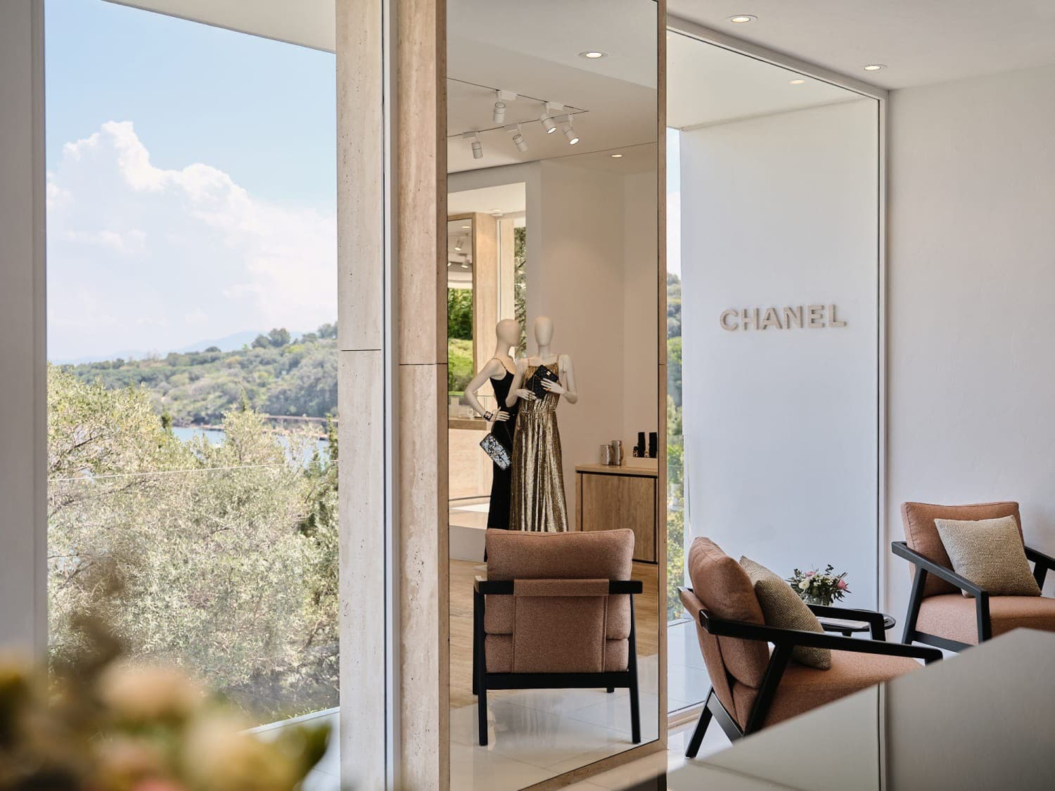 CHANEL s radosťou privíta