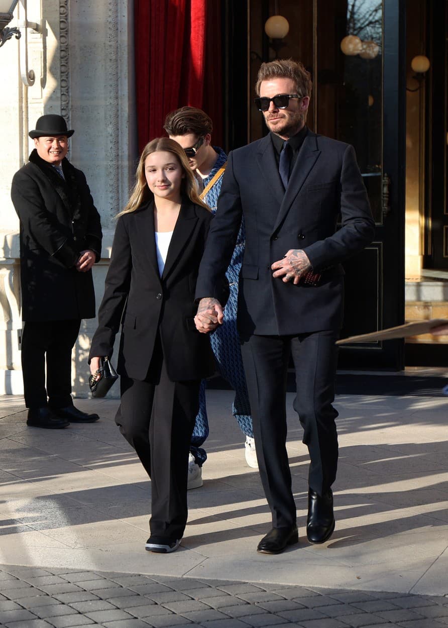 Harper Beckham sedí športová