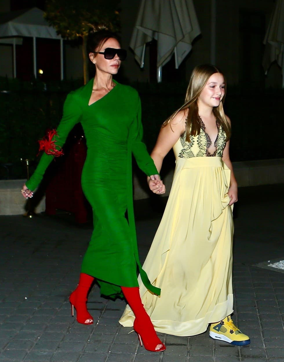 Harper Beckham sedí športová