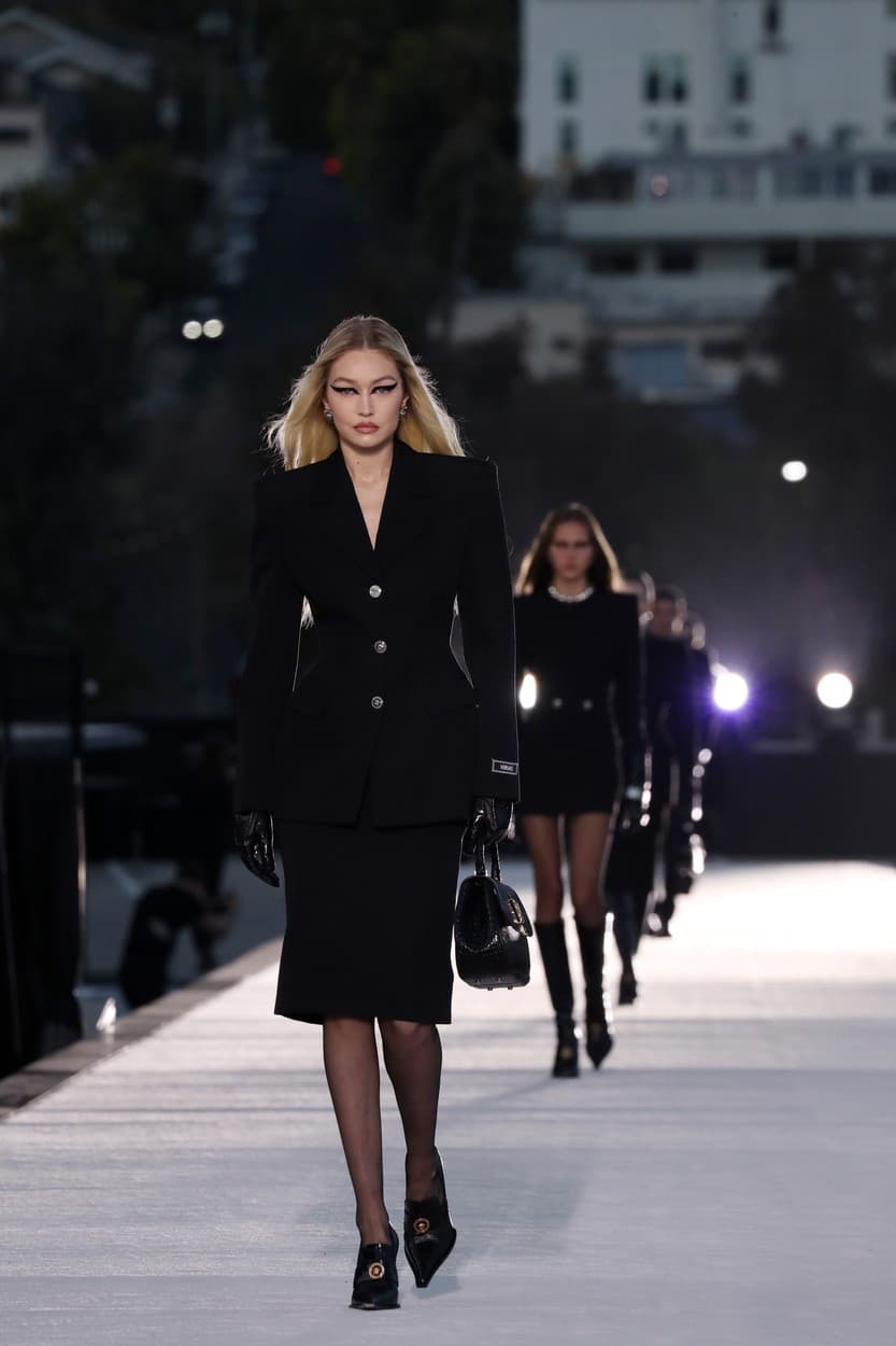 Gigi Hadid počas Versace