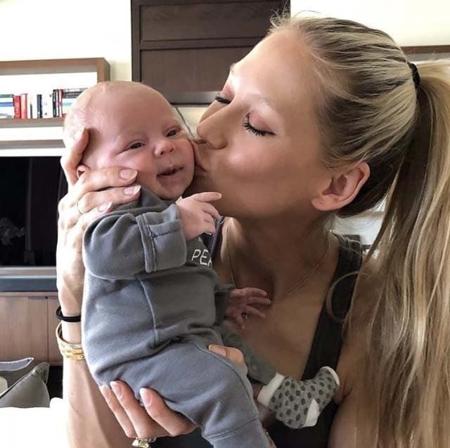 Anna Kournikova si materstvo