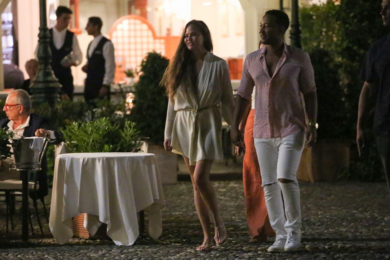 Chrissy Teigen a John