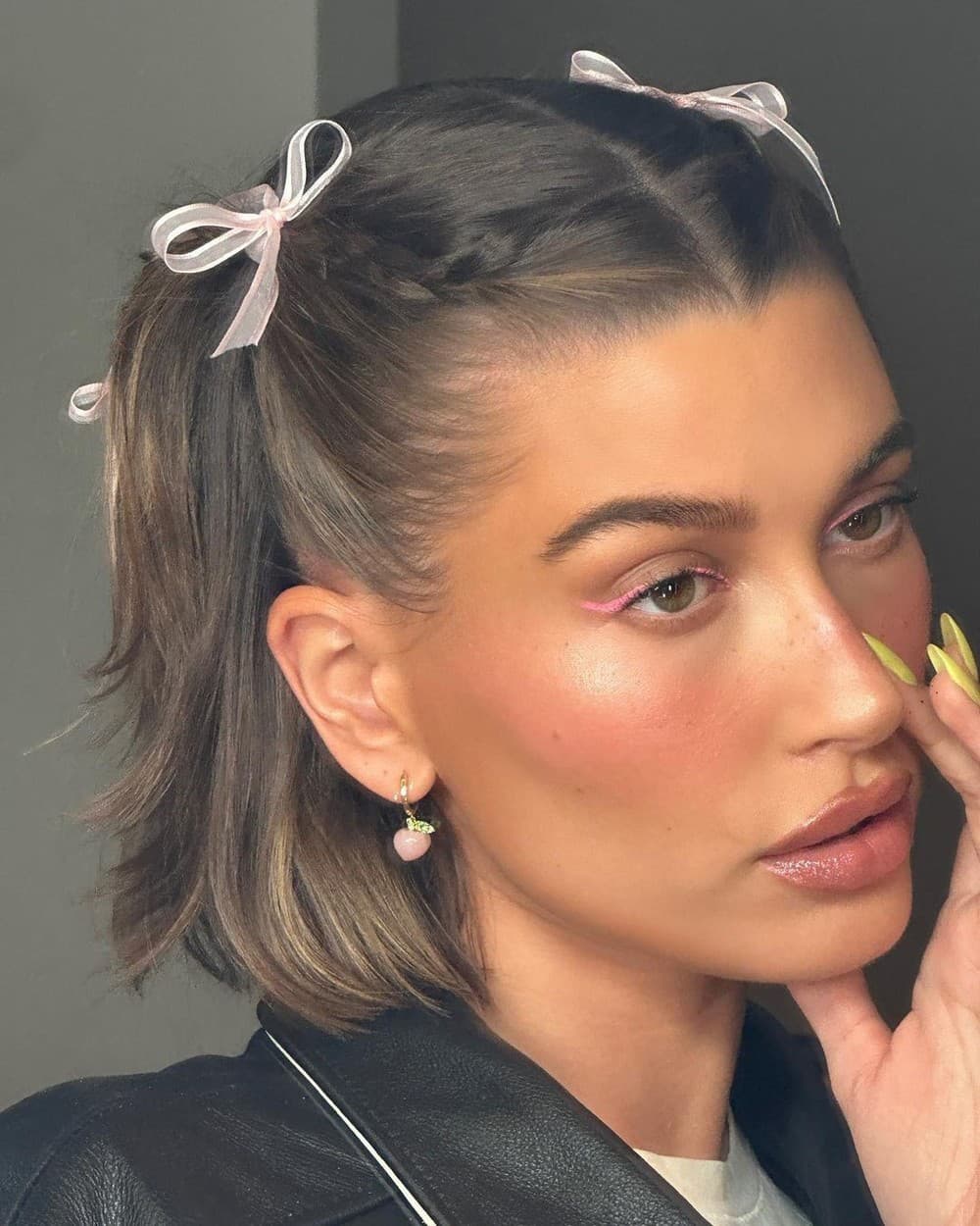 Hailey Bieber si založila