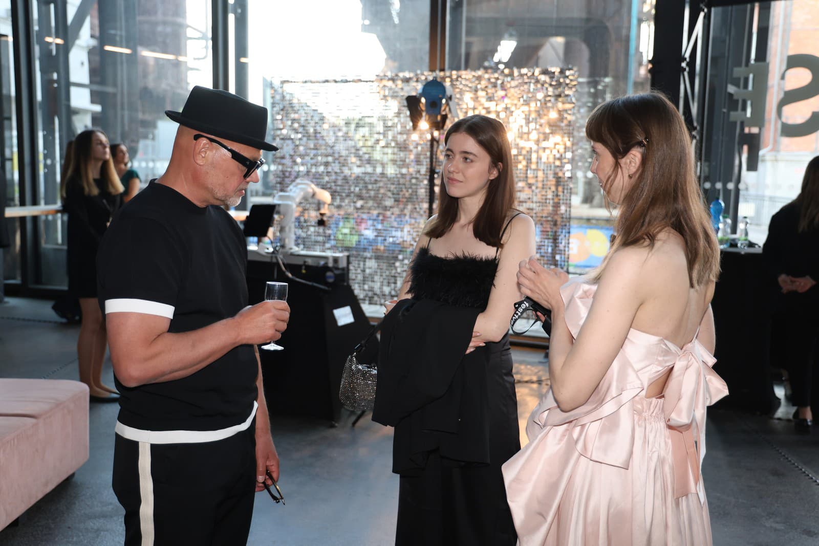 Filmové premiéry, módne prehliadky,