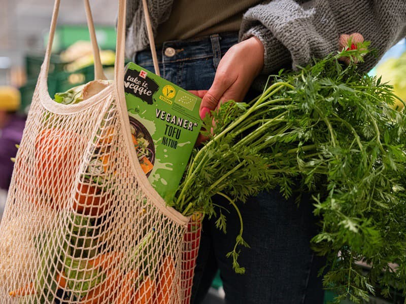 Vegánov podporuje aj Kaufland,