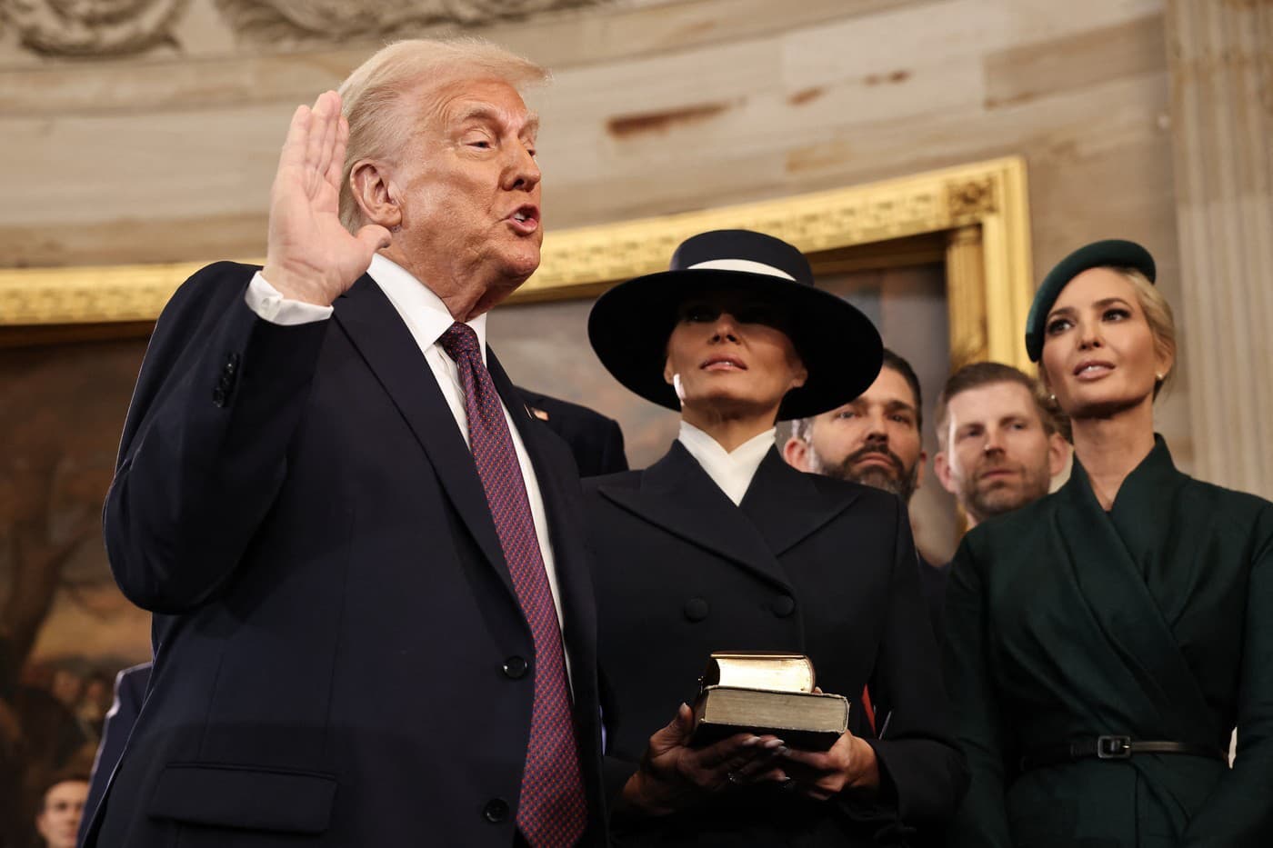 Donald Trump pri skladaní
