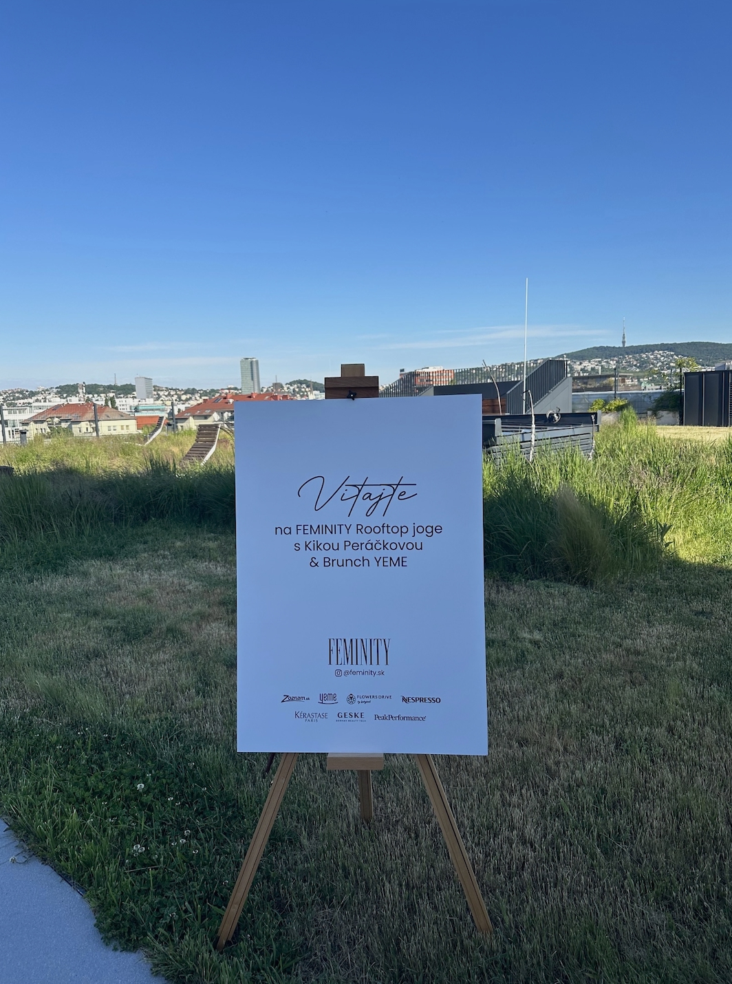 Feminity rooftop joga s