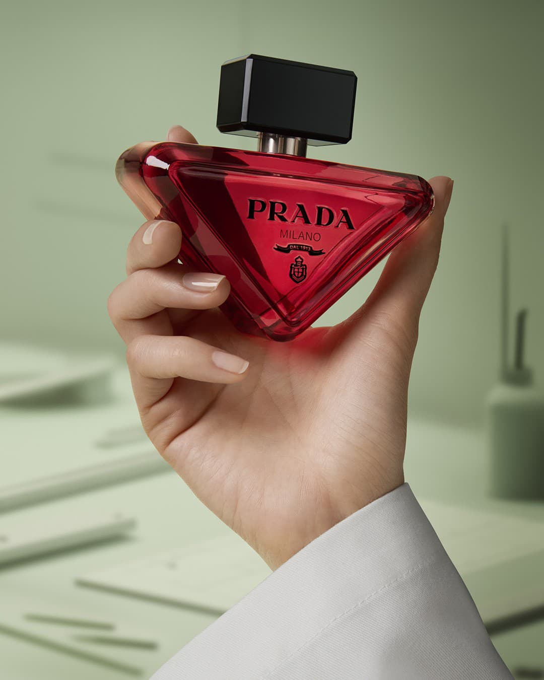 Vône Prada Paradoxe vyjadrujú