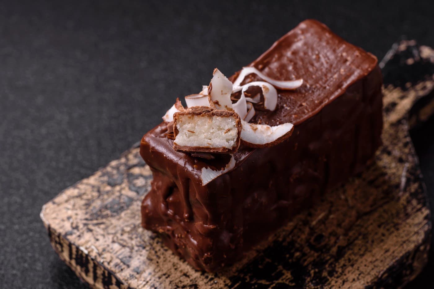 Шоколадно-карамельный торт с кокосом