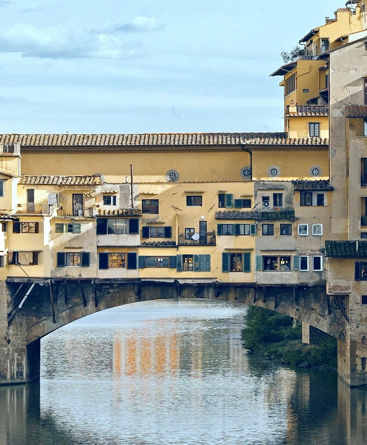 Podvečer si sadnite na most Ponte Vecchio, nie kvôli fotke, ale kvôli atmosfére
