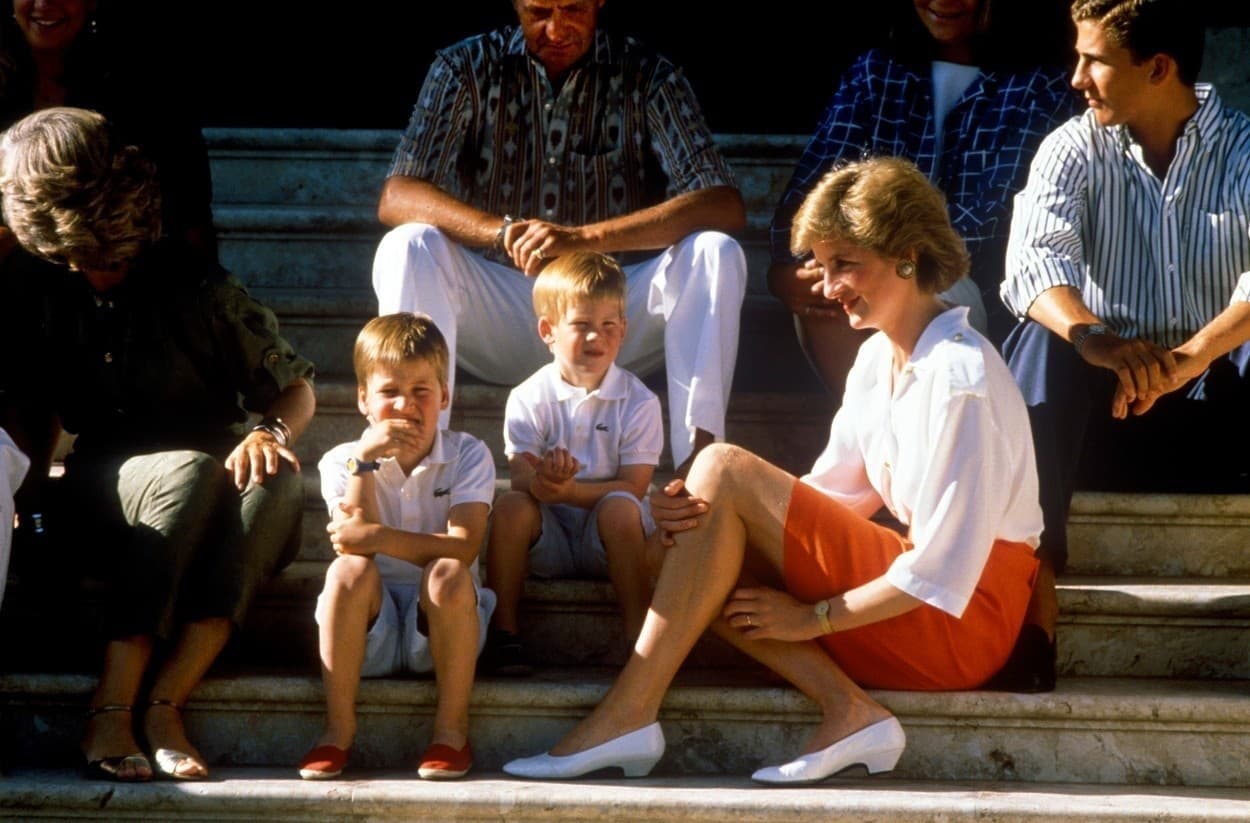 Princ Charles, princezná Diana a ich synovia strávili letá 1986 až 1988 so španielskou kráľovskou rodinou v paláci Marivent v Palme de Mallorca v Španielsku.