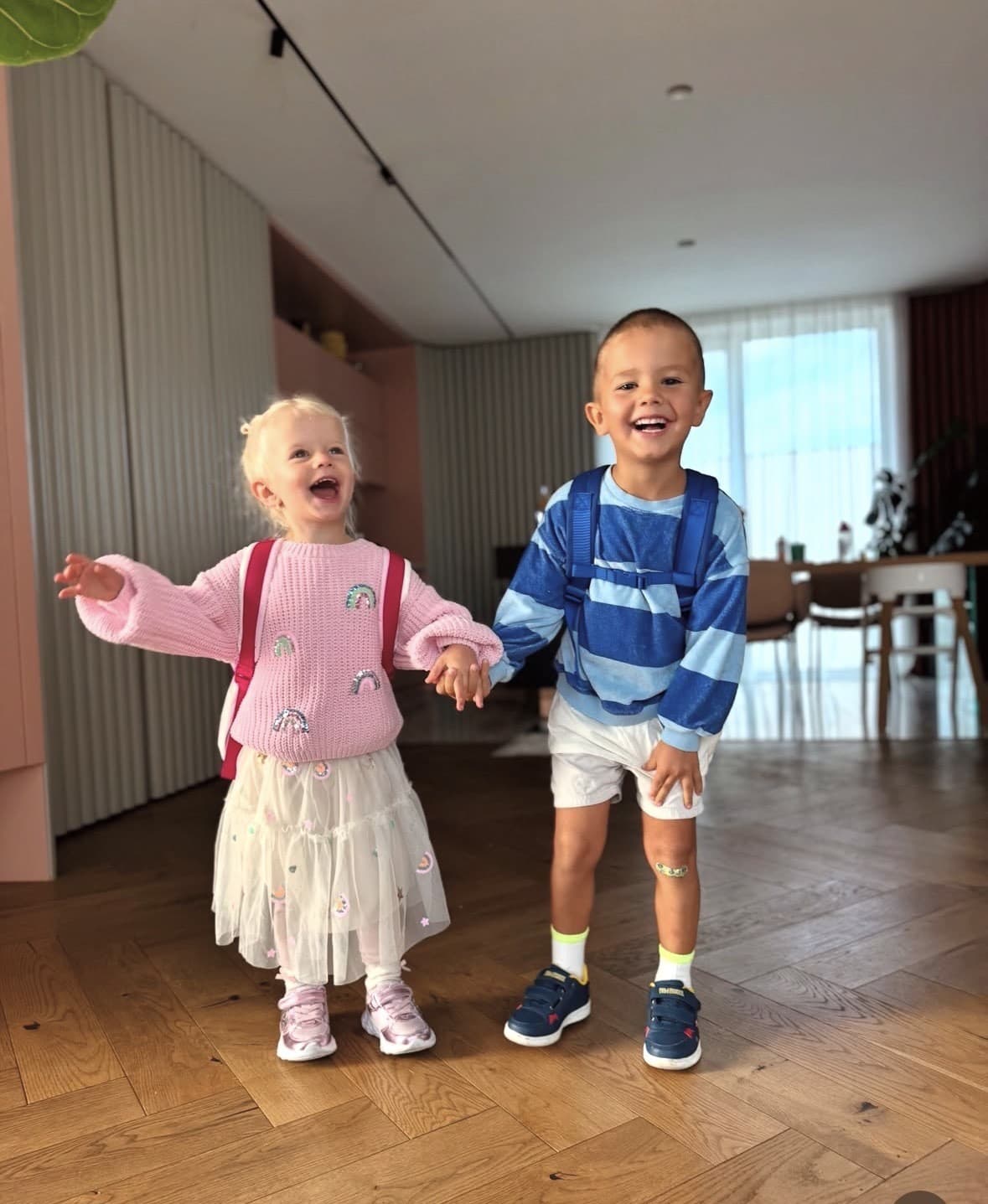 Malá Eliza má staršieho bračeka Robka, ktorý ju už teraz chráni, zabáva