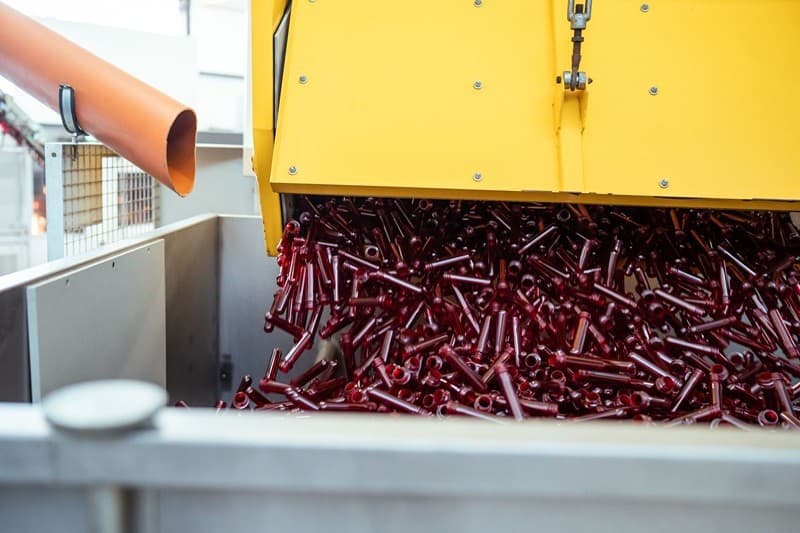 На линии преформы превращаются в бутылки.