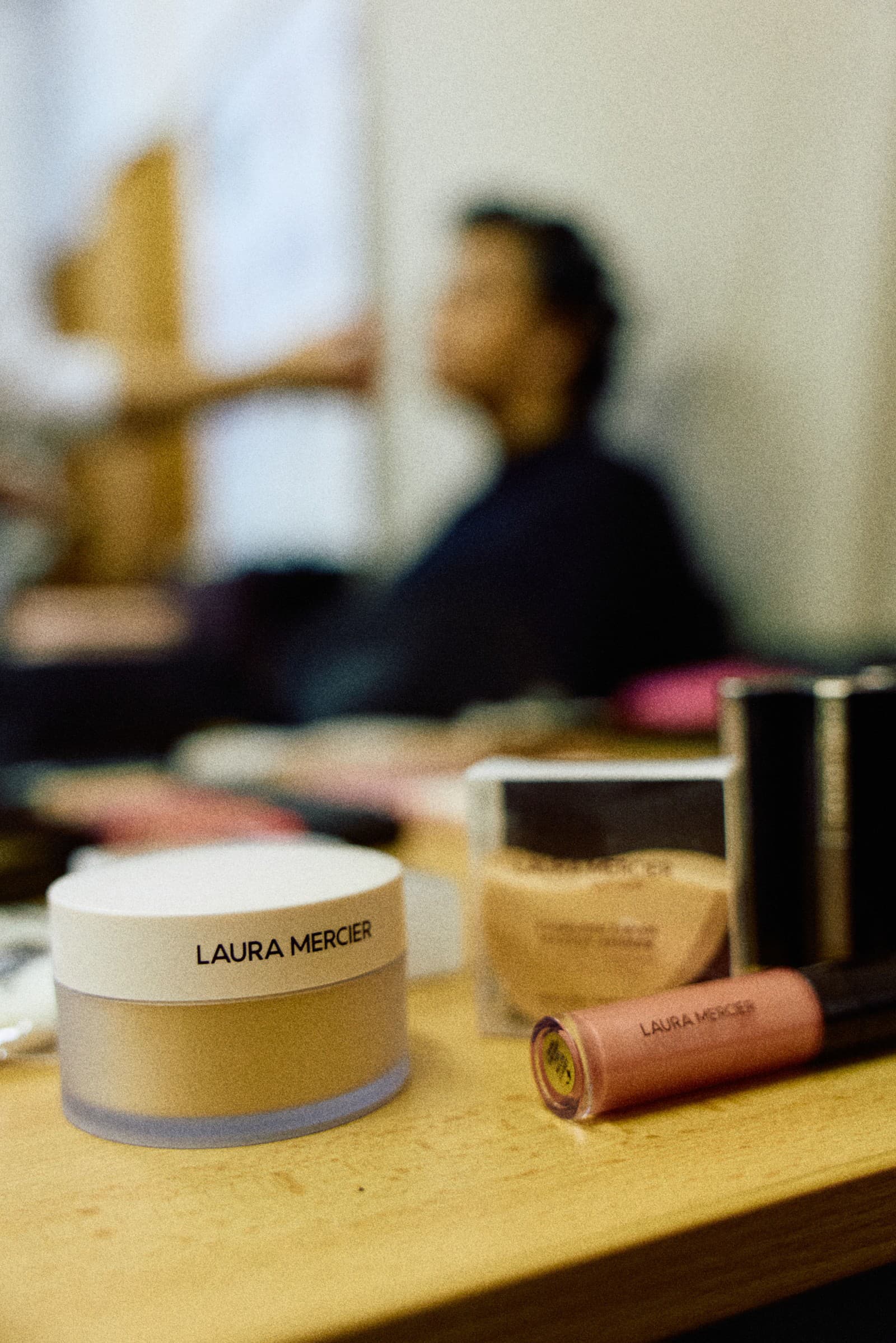 Для макияжа она также использовала бестселлер Translucent Loose Setting Powder Light Catcher.