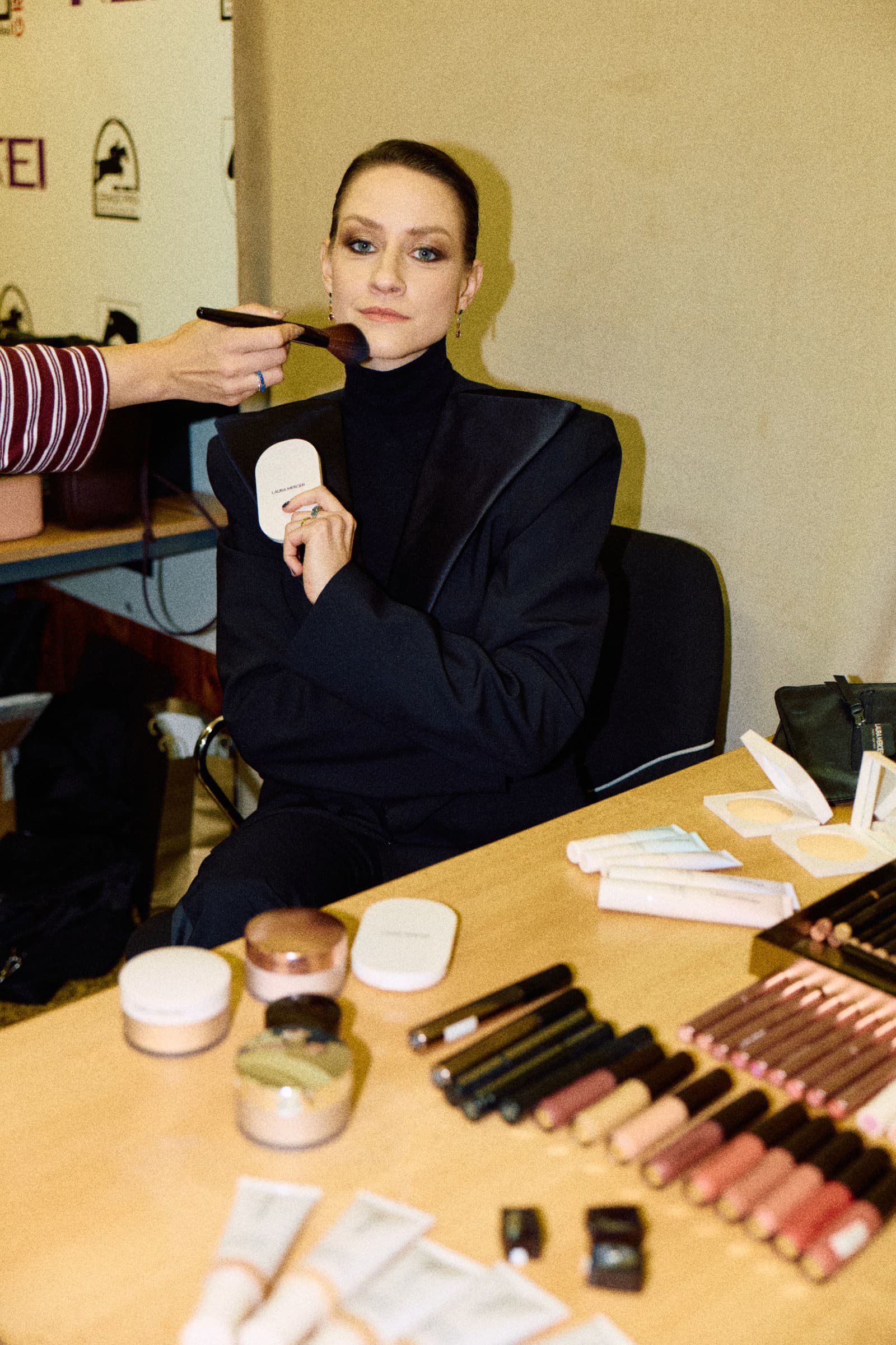 Визажист выбрала легкий совершенствующий кожу макияж, который стирает грань между макияжем и уходом за кожей.