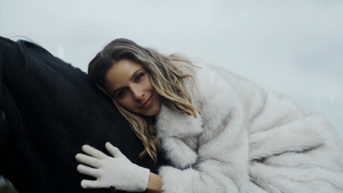 Успешная певица Нела Поцишкова выпустила свою первую авторскую рождественскую песню