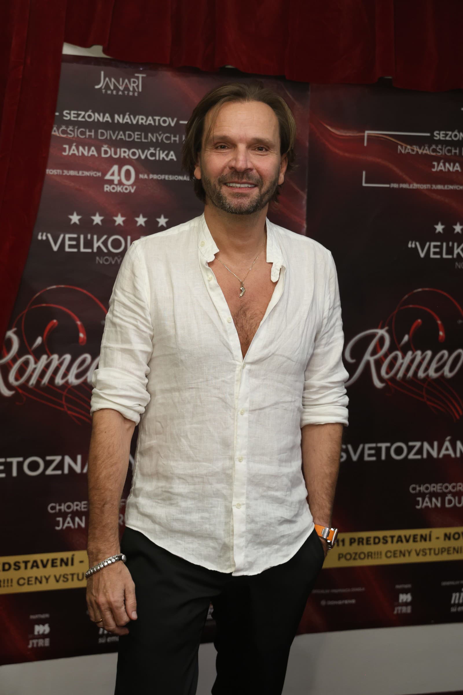 Režisér a choreograf Ján Ďurovčík celý večer prežíval a bol v plnom pracovnom nasadení