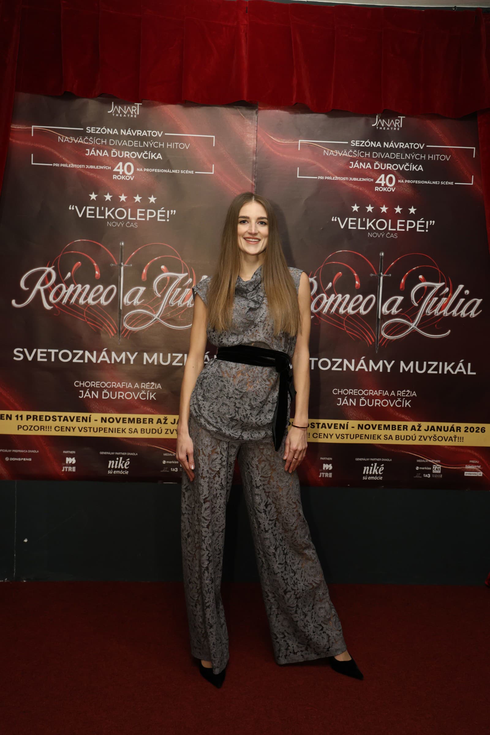 Manželka režiséra Jána Ďurovčíka, Barbora v sivom modeli s viazaním