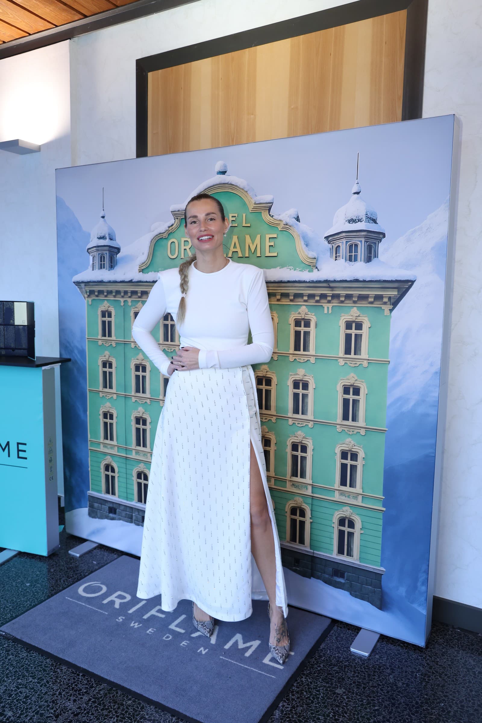 Moderátorka Diana Hágerová v bielom looku s vysokým rozparkom