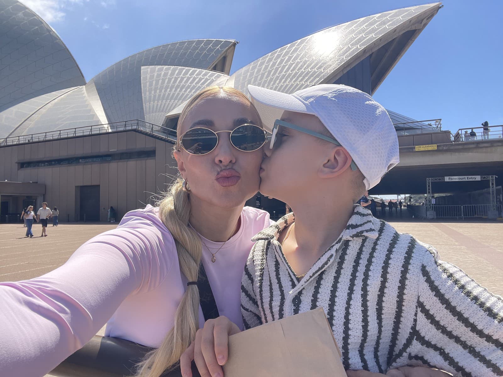 Moderátorka Simona Simanová so synom priletia na Štedrý deň z Austrálie a namieria si to rovno na hory za rodinou