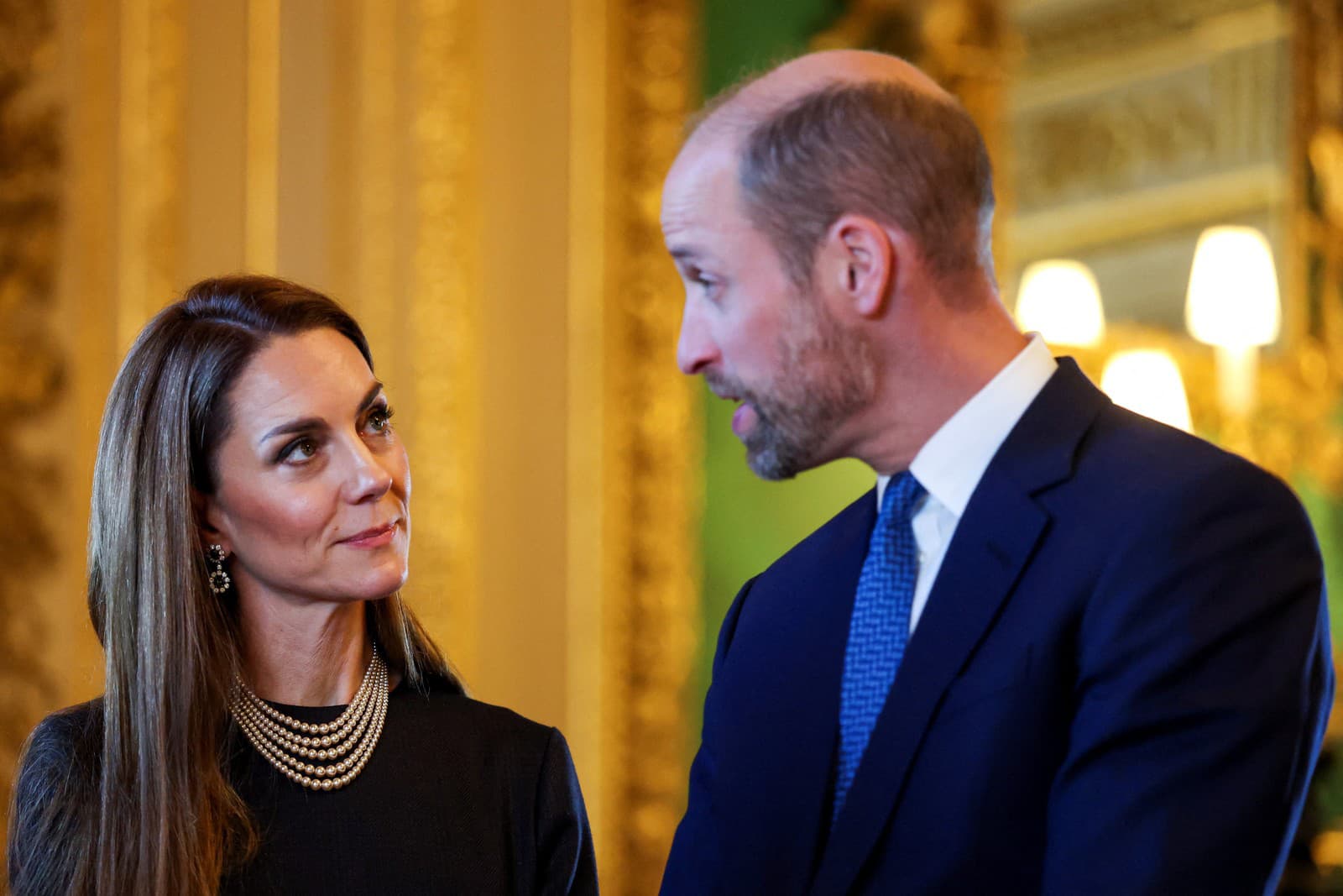 William a Kate sú z pohľadu hviezd polárnymi protikladmi. No zďaleka to nie je pre nich výzvou alebo prekážkou. 