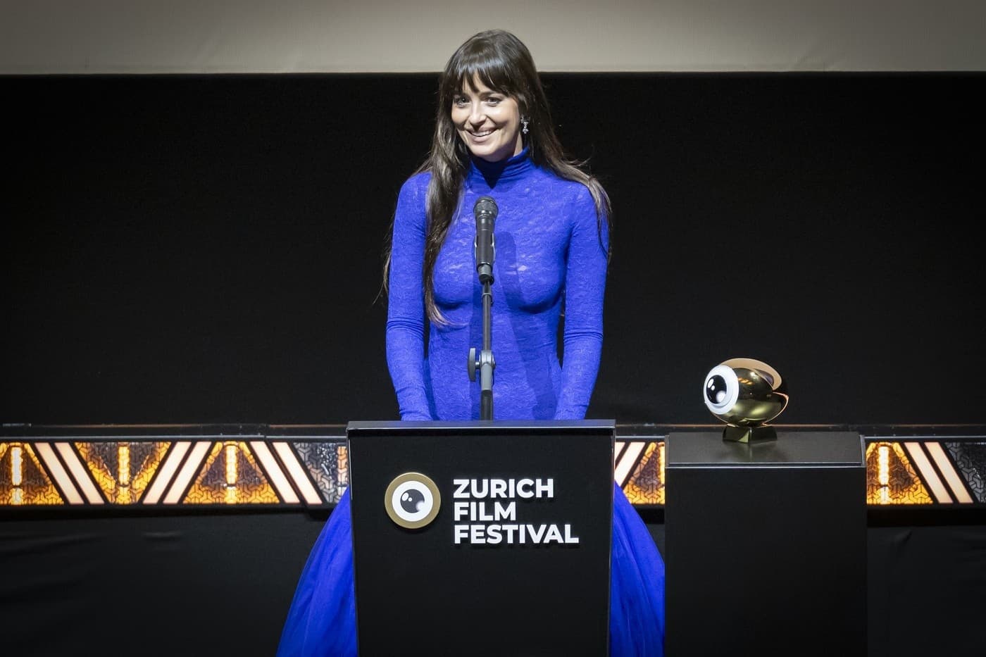 Odvážne, priliehavé a žiarivo modré šaty Gucci si na seba obliekla Dakota Johnson na filmovom festivale v Zürichu. 