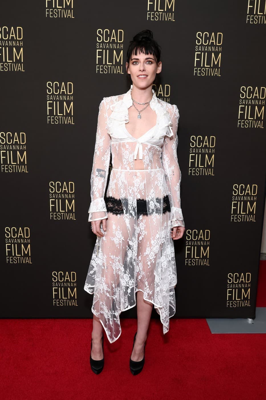 Herečka Kristen Stewart  predviedla svoju verziu nahých šiat módnej značky Rodarte. 