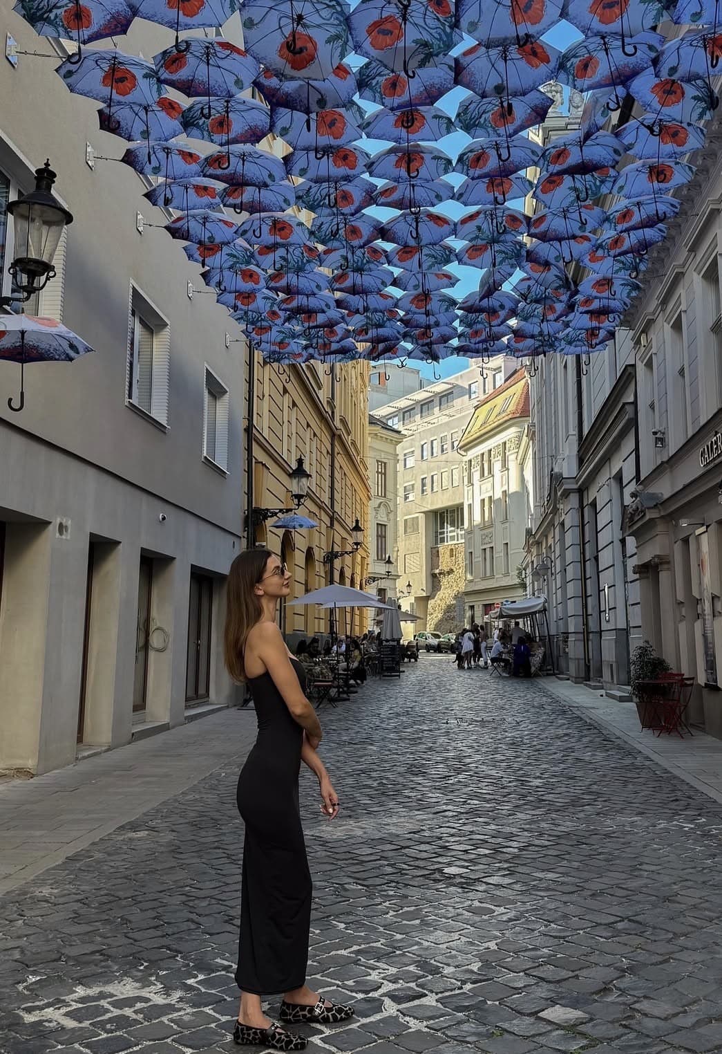 Známa kráska cestovanie zbožňuje