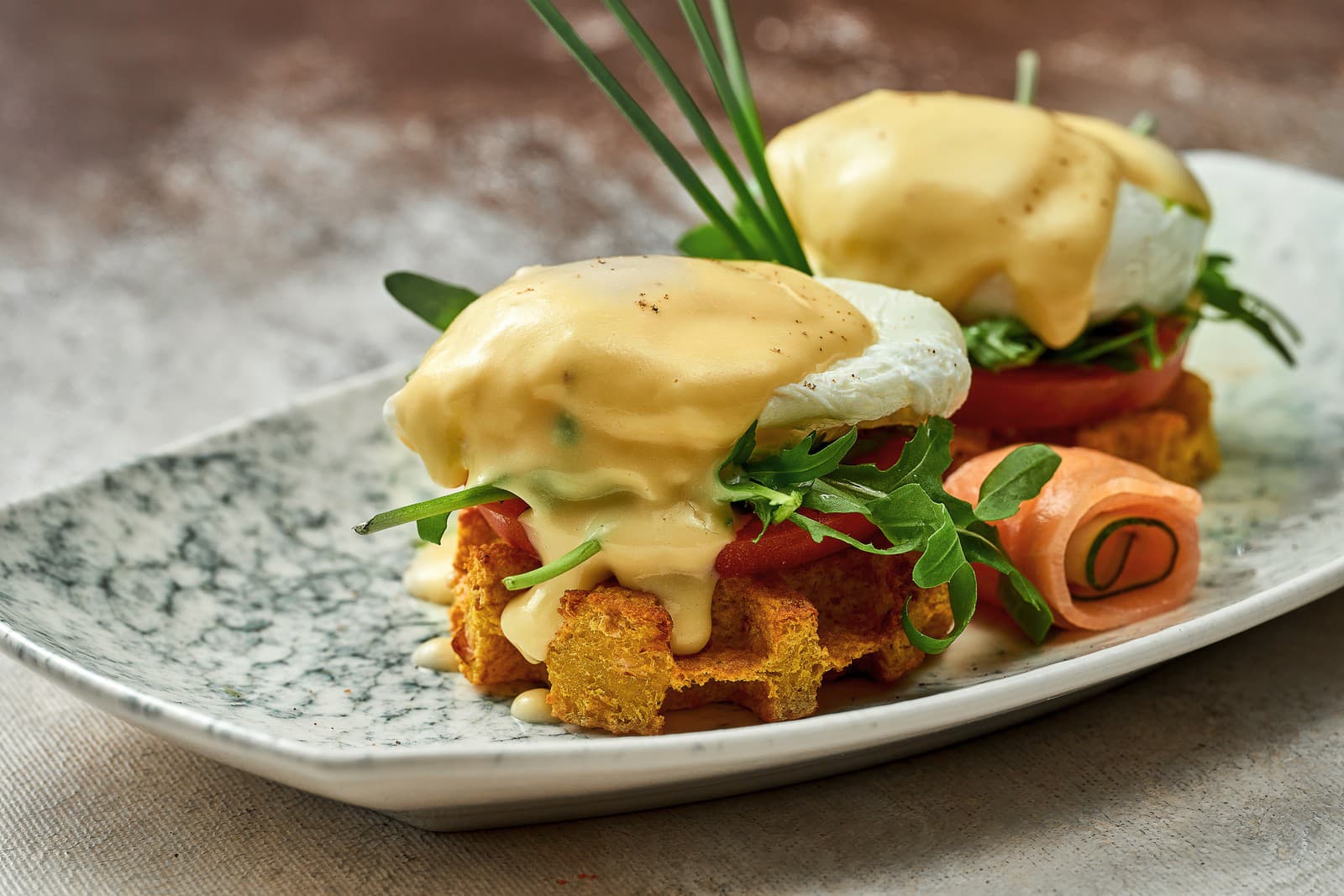 Vajce Benedict s lososom a avokádom