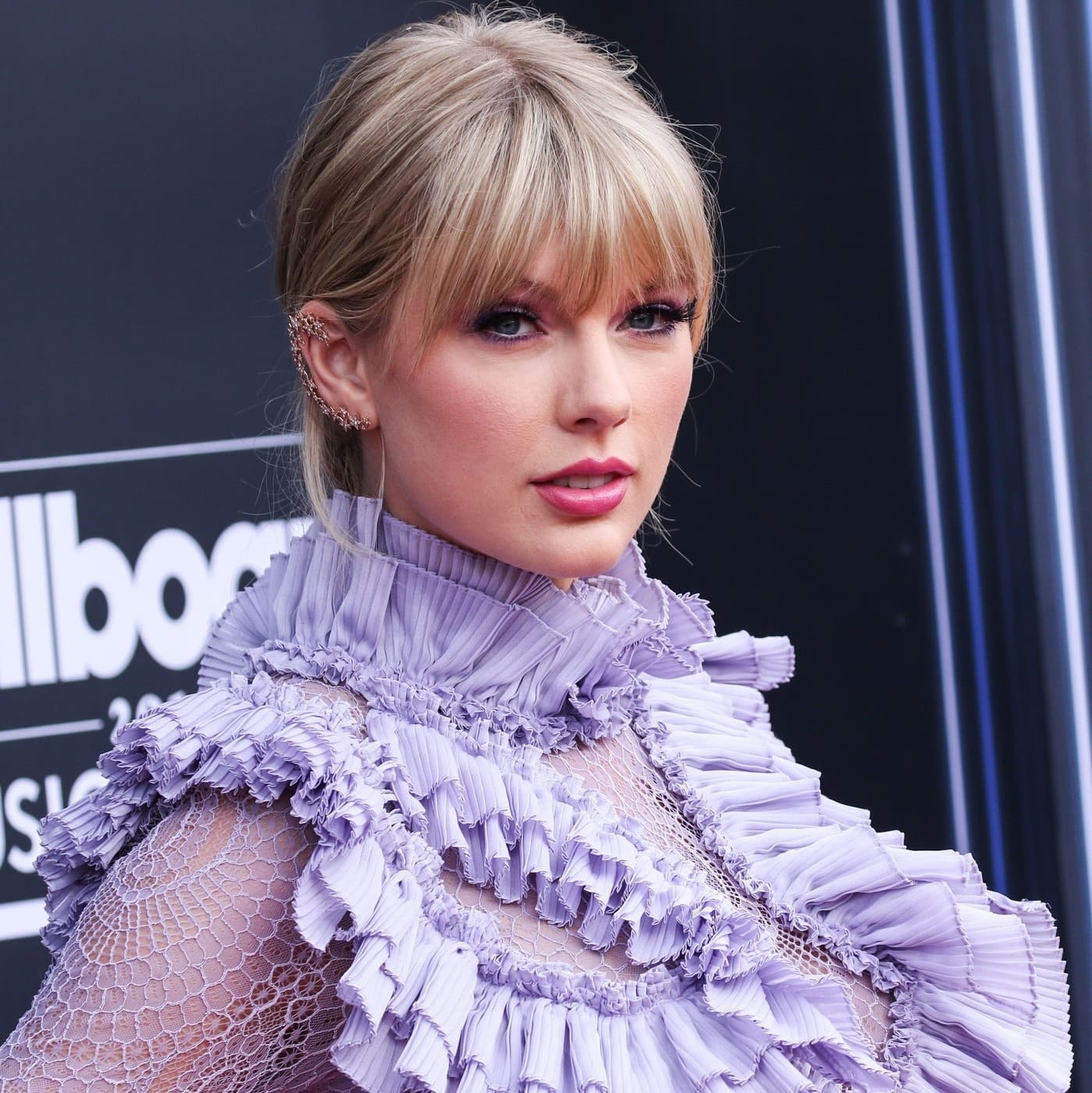 В упомянутой категории «СМИ и развлечения» Тейлор также обогнала Опру Уинфри, занявшую 30-е место в рейтинге. 