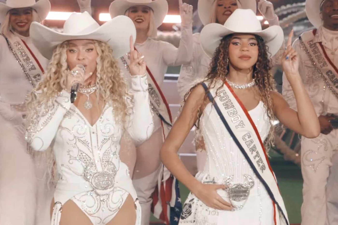 Keď Beyoncé vyšla na trávnik, aby vystúpila počas Christmas Day Halftime Show v jej rodnom meste Houston, mala len 12-ročnú Blue Ivy opäť po svojom boku. 