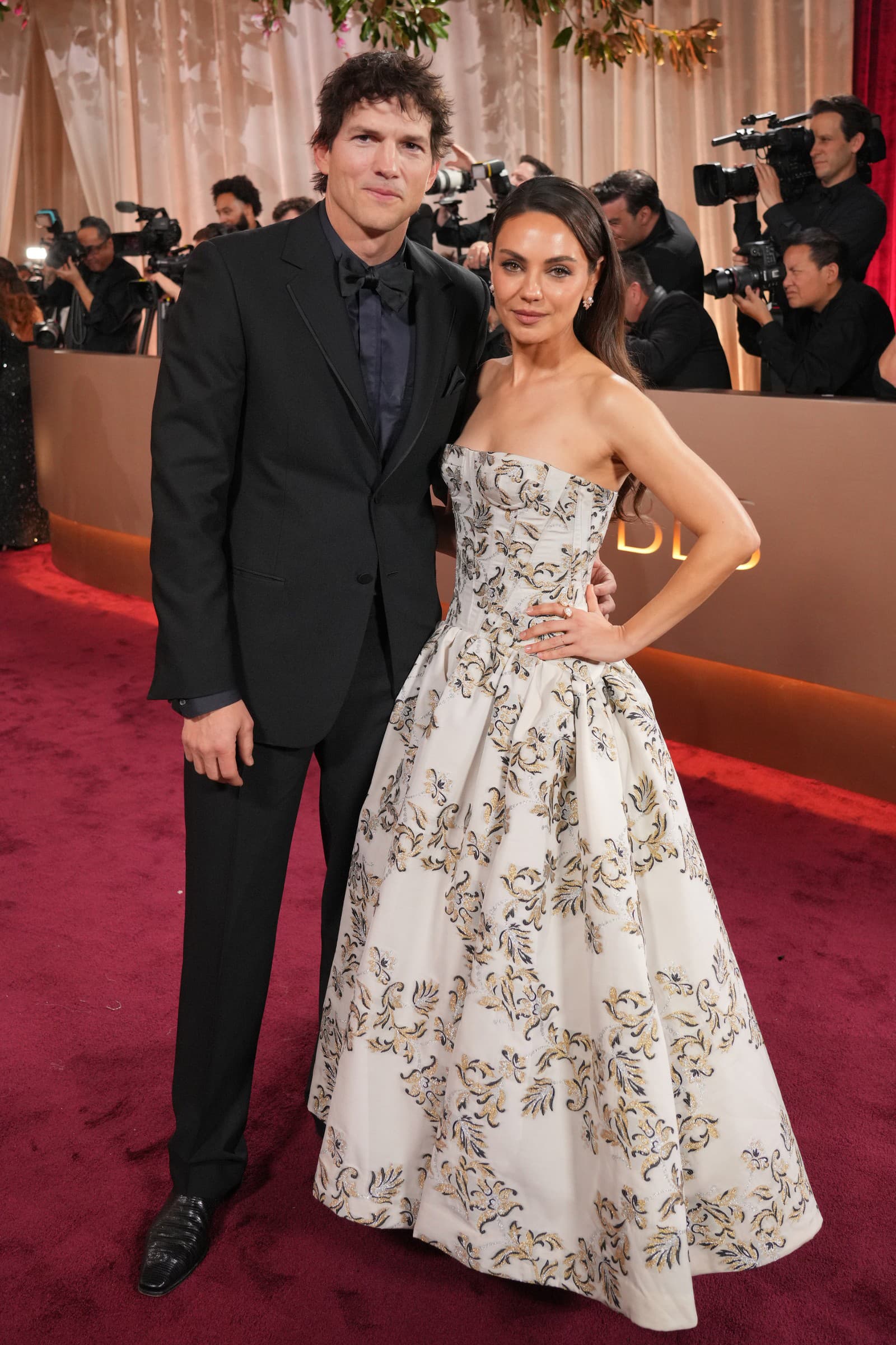 Herec Ashton Kutcher a Mila Kunis v róbe Carolina Herrera