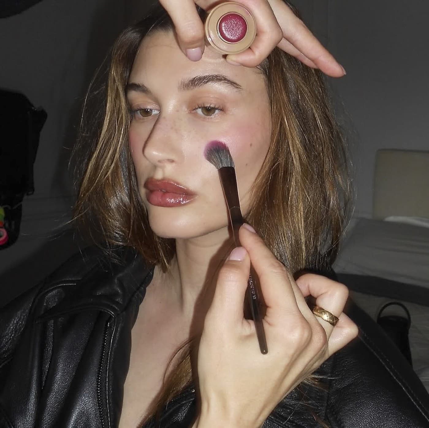 Najjemnejší makeup trend, ktorý ovládol TikTok: Svieža pokožka a začervenané líčka