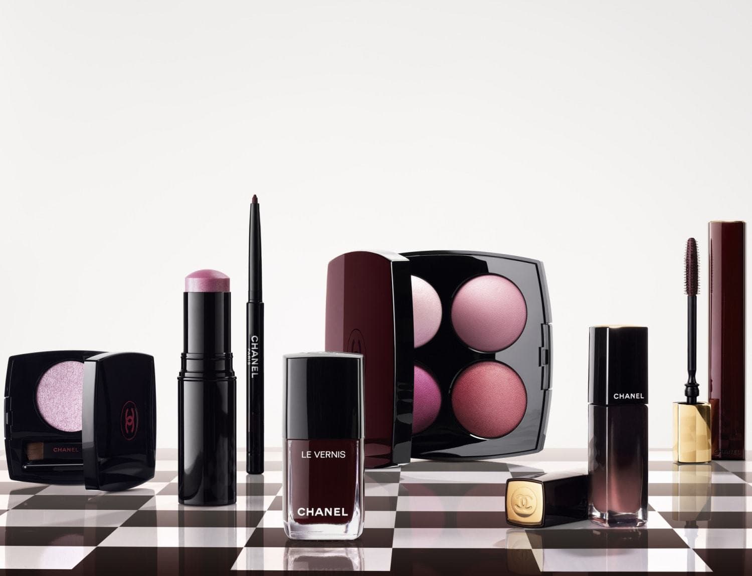 Nová kolekcia Rouge Noir od CHANEL pod kreatívnym vedením Ammy Drammeh ponúka paletu odtieňov pre oči, pery aj tvár