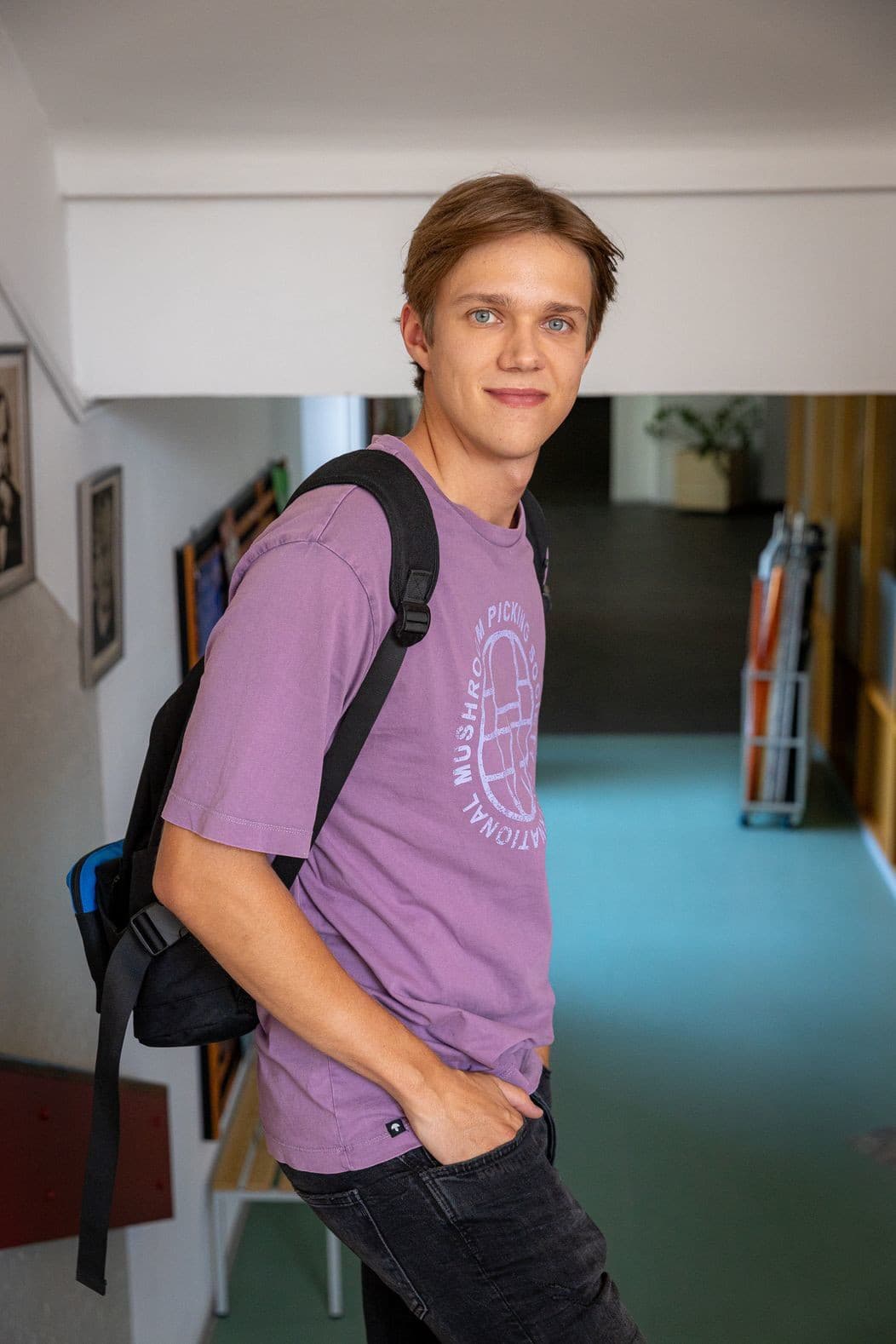 Michal Kaprálik dostal rolu Bruna - chalana, ktorý by si najradšej užíval bezstarostný život tínedžera, flirtoval so spolužiačkou a venoval sa svojim koníčkom