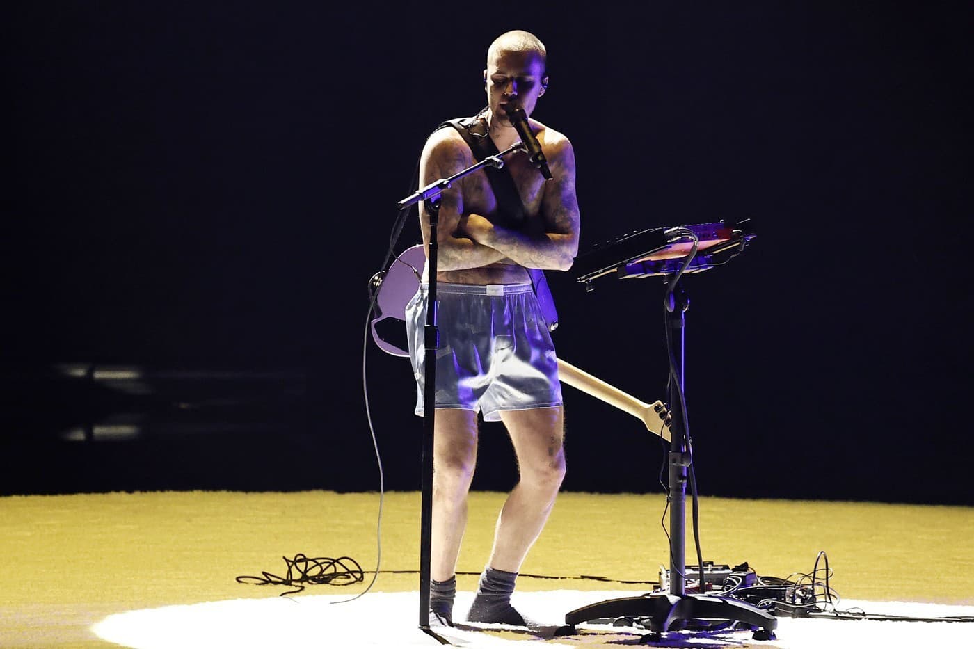 Na pódiu sa po rokoch objavil aj Justin Bieber, no namiesto očakávaného glam looku zvolil minimalistický outfit, ktorý pozostával len z trenírok a ponožiek