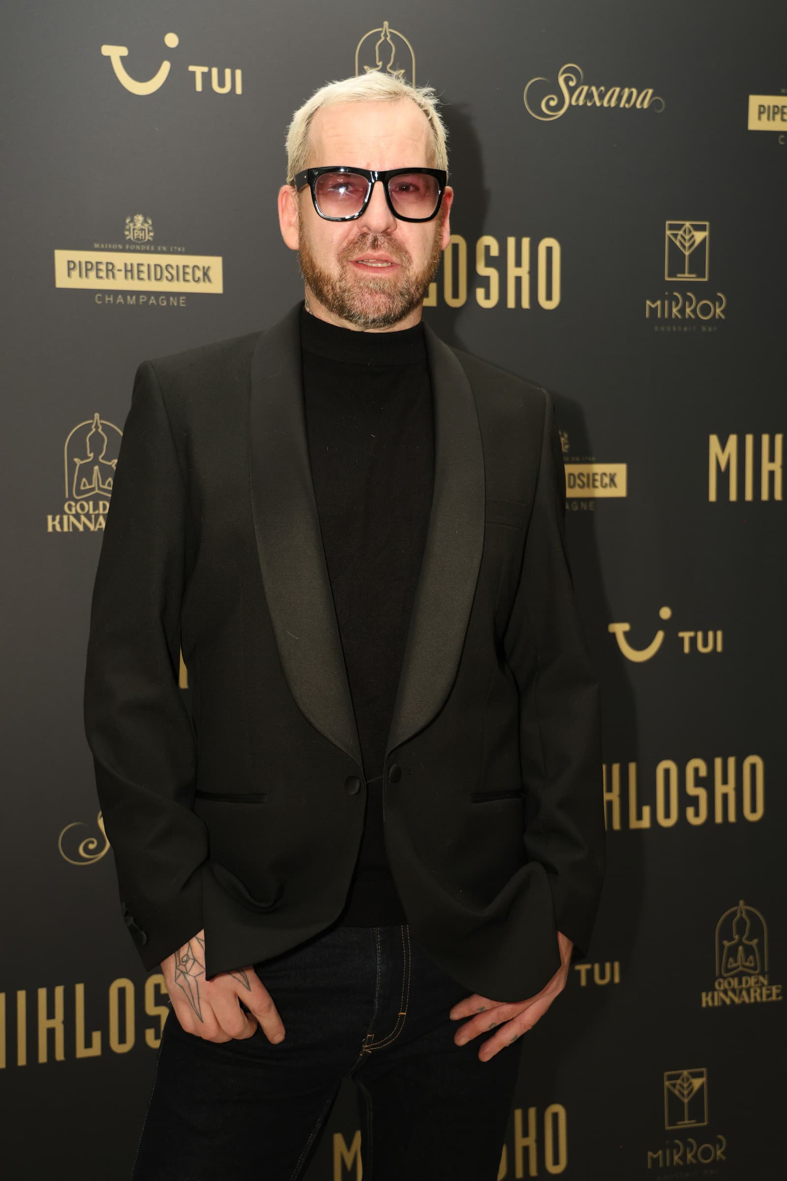 Po rokoch veľkolepých prehliadok a masívnych produkcií sa rozhodol pre zmenu, ktorá pôsobí takmer rebelsky