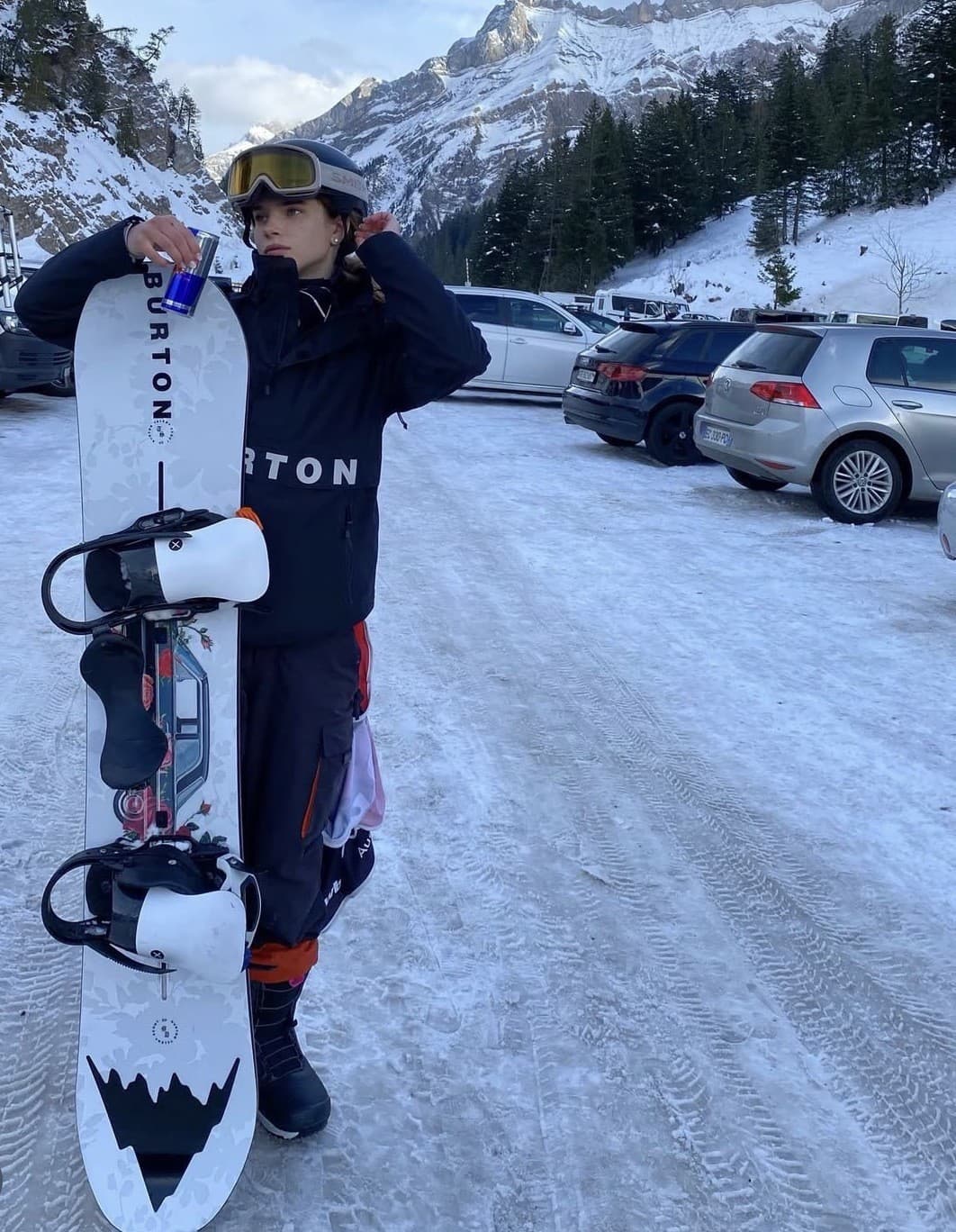 Len čo sa však postaví na snowboard a nasadí prilbu, mení sa na sústredenú pretekárku