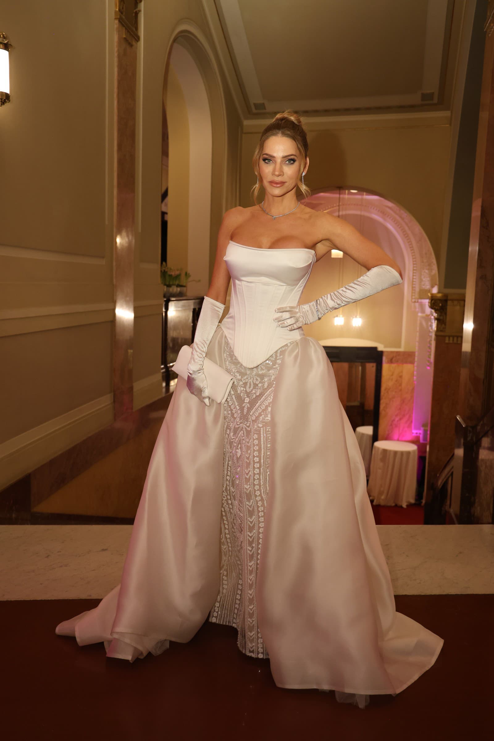 Večerný model, ktorý zvolila, pôsobil ako pocta klasickému glamouru